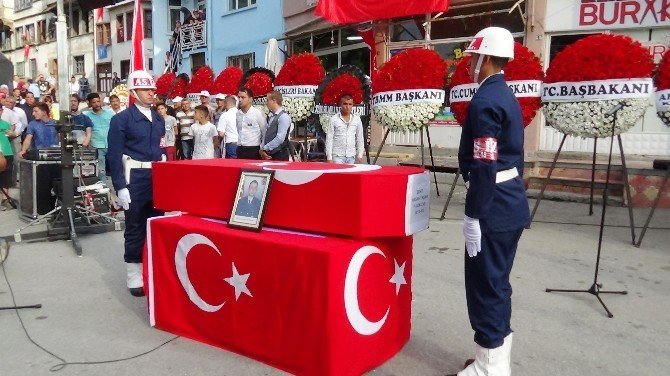 8 Yaşındaki Ecrin Şehit Babasını Asker Selamı İle Uğurladı