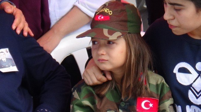 8 Yaşındaki Ecrin Şehit Babasını Asker Selamı İle Uğurladı
