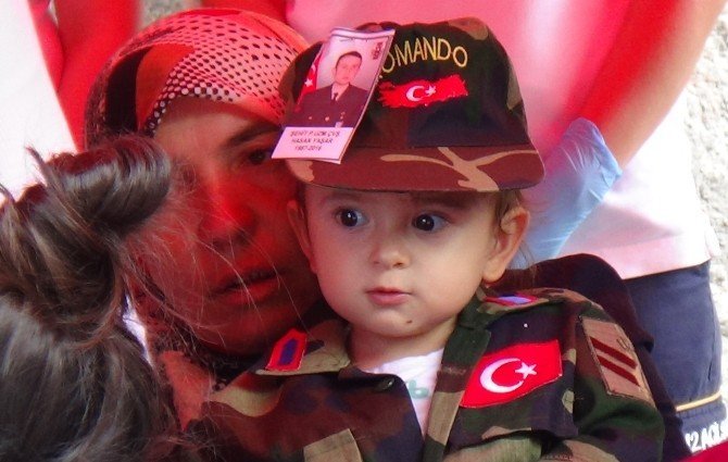 8 Yaşındaki Ecrin Şehit Babasını Asker Selamı İle Uğurladı