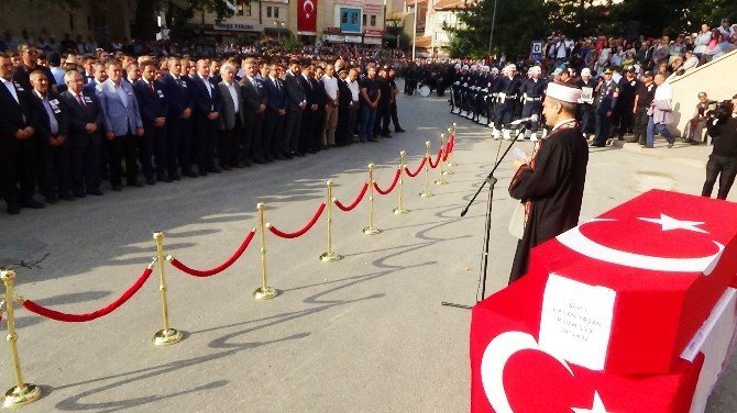 8 Yaşındaki Ecrin Şehit Babasını Asker Selamı İle Uğurladı