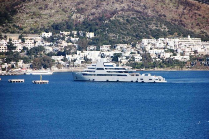 Abromoviç’in milyon dolarlık yatı Bodrum’a demirledi