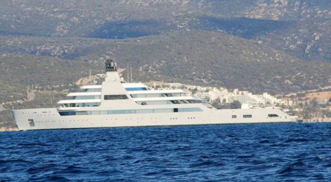 Abromoviç’in milyon dolarlık yatı Bodrum’a demirledi