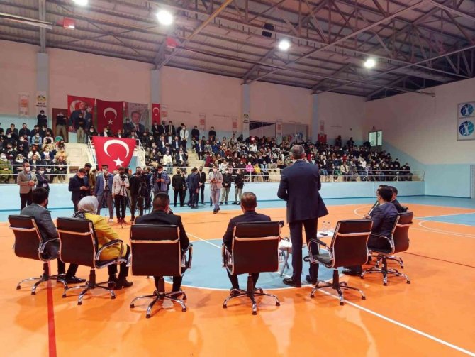 Adalet Bakanı Gül, Diyarbakır’da gençlerle buluştu