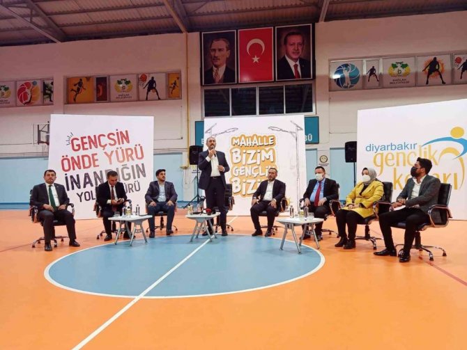 Adalet Bakanı Gül, Diyarbakır’da gençlerle buluştu