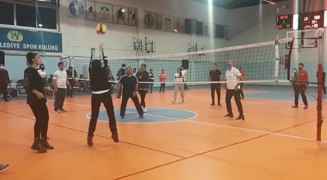 Adalet Bakanı Gül, Diyarbakır’da gençlerle buluştu