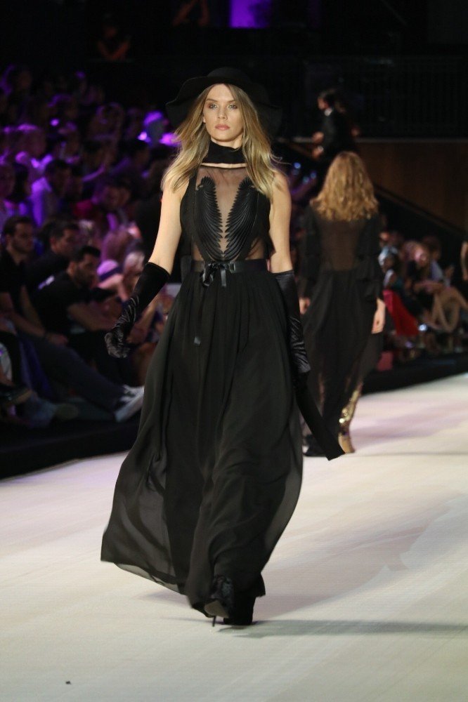 Adriana Lima hamile meslektaşının karnını öptü