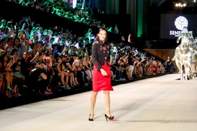 Adriana Lima hamile meslektaşının karnını öptü