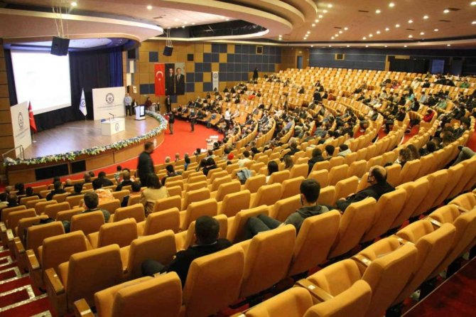 ADÜ’lü öğrencilere seslenen Kamu Başdenetçisi Şeref Malkoç: “2023 Türkiye’sinin yöneticileri olacaksınız”