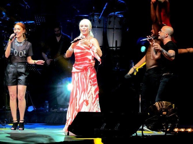 Ajda Pekkan, Çeşme’de Hayranlarıyla Buluştu