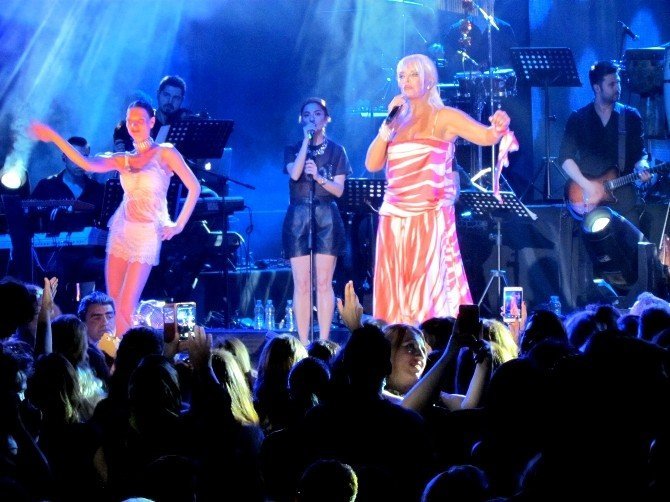 Ajda Pekkan, Çeşme’de Hayranlarıyla Buluştu