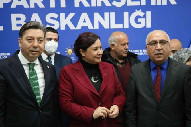 AK Parti, CHP’li belediye meclis üyelerine rozet taktı