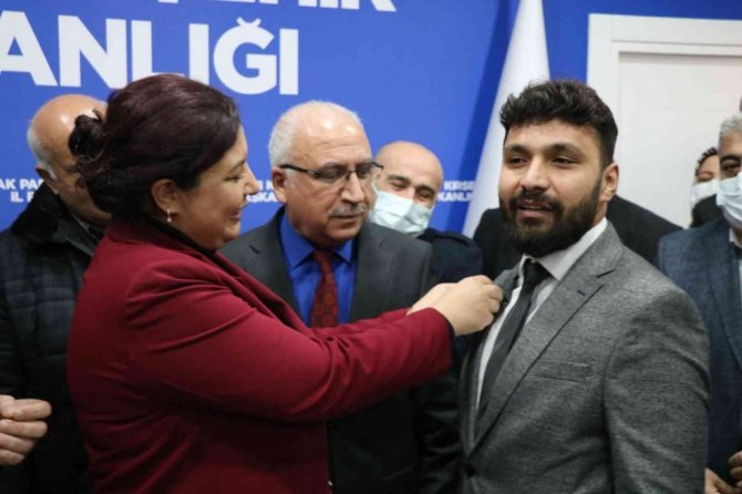 AK Parti, CHP’li belediye meclis üyelerine rozet taktı
