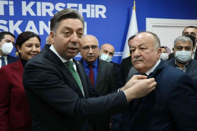 AK Parti, CHP’li belediye meclis üyelerine rozet taktı