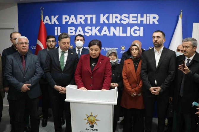 AK Parti, CHP’li belediye meclis üyelerine rozet taktı