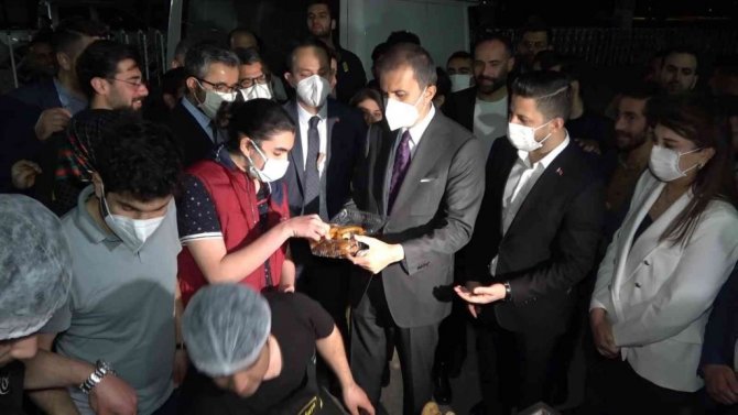 AK Parti Sözcüsü Ömer Çelik, gençlerle oyun oynayıp, halka tatlısı yaptı