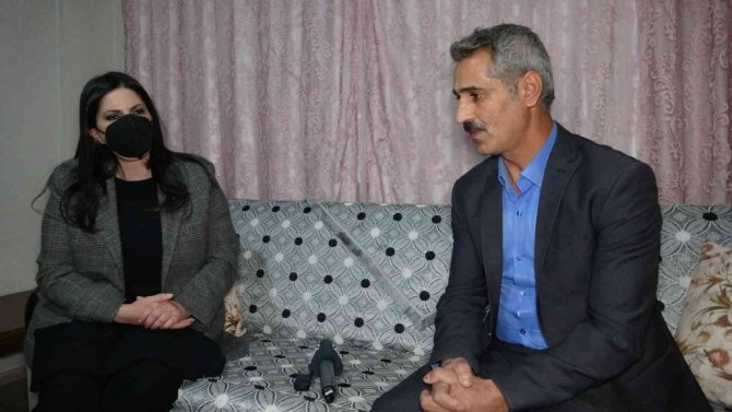 AK Parti’li Sarıeroğlu, Türkkan’ın küfür ettiği şehit ailesini ziyaret etti