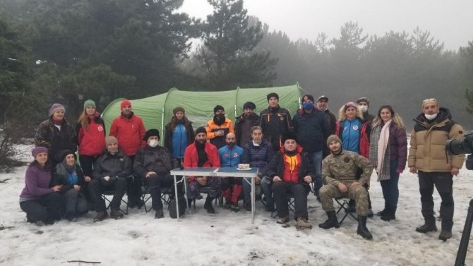 Arama kurtarma ekiplerine kar altında eğitim