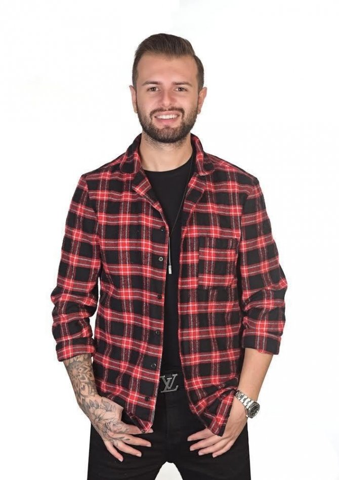 Ariana Grande’nin dikkatini çeken kuaförün telefonları susmuyor