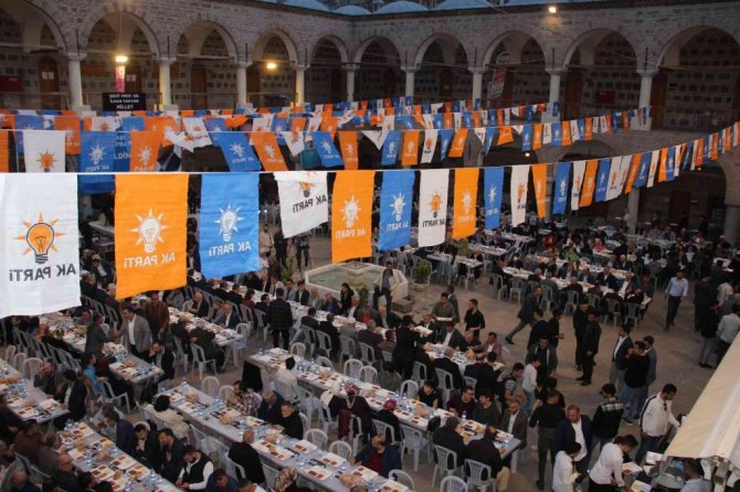 Arınç: “Sıkıntıları biliyoruz bunu çözecek yine AK Parti’dir”