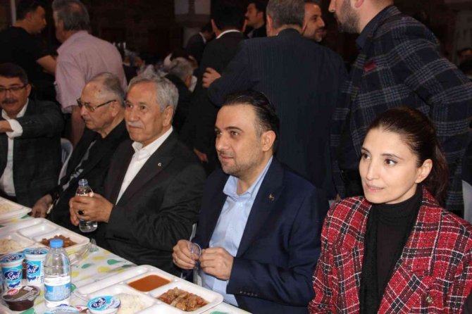 Arınç: “Sıkıntıları biliyoruz bunu çözecek yine AK Parti’dir”