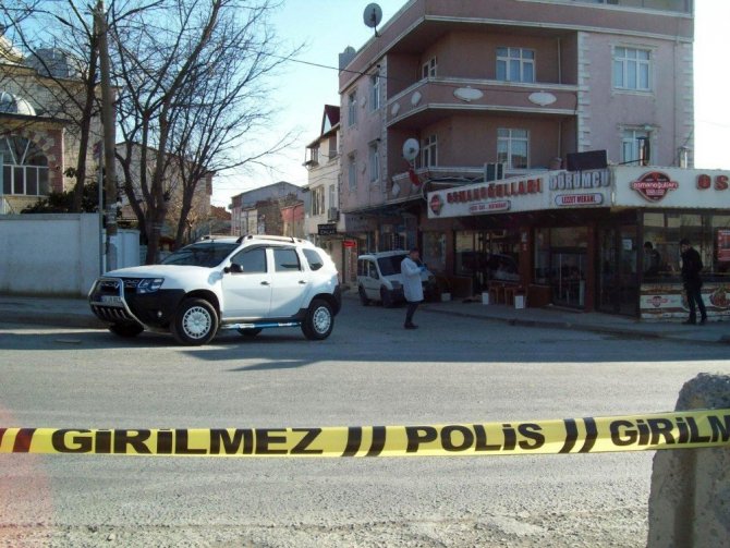 ArnavutkÃ¶yâde aralarÄ±nda minibÃ¼s kahyalÄ±ÄÄ± sebebiyle husumet bulunan iki grup arasÄ±nda Ã§Ä±kan silahlÄ± Ã§atÄ±Åmada 3 kiÅi hayatÄ±nÄ± kaybetti, 3 kiÅi de yaralandÄ±. ile ilgili gÃ¶rsel sonucu