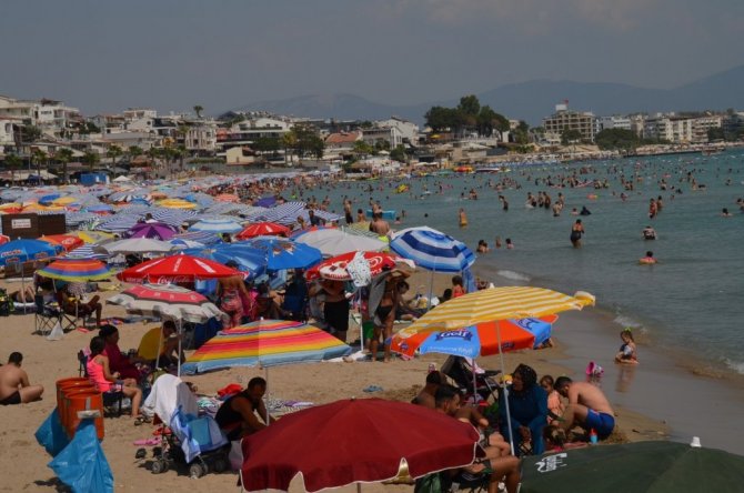 Artan korona virüs vakalarına rağmen Altınkum Plajı tıklım tıklım