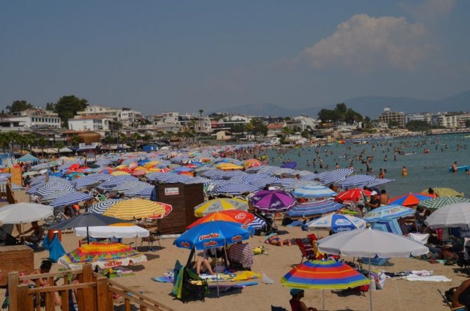 Artan korona virüs vakalarına rağmen Altınkum Plajı tıklım tıklım