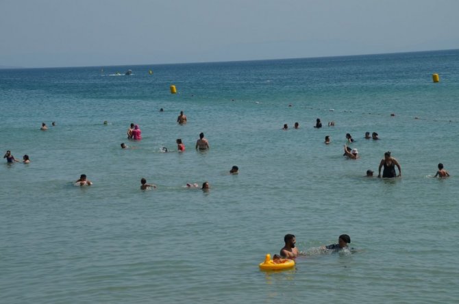 Artan korona virüs vakalarına rağmen Altınkum Plajı tıklım tıklım