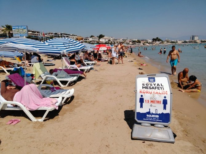 Artan korona virüs vakalarına rağmen Altınkum Plajı tıklım tıklım