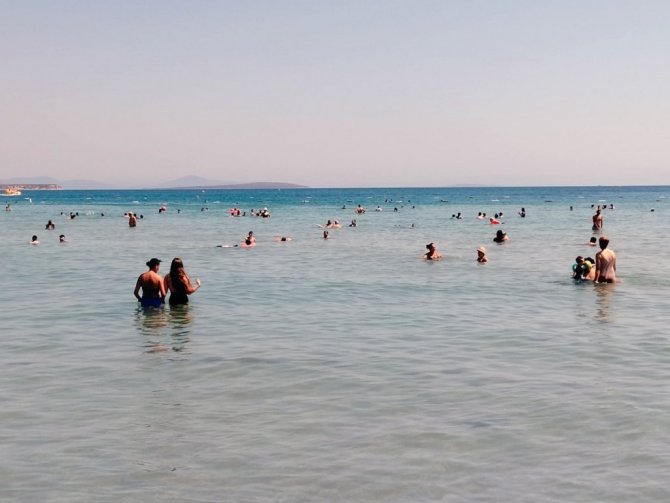 Artan korona virüs vakalarına rağmen Altınkum Plajı tıklım tıklım