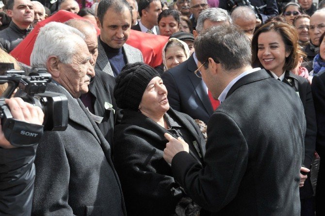 Aşık Veysel’in Torunu Çiğdem Özer Dizelerle Dedesini Anlattı