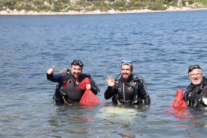 Ata Demirer deniz dibinde çöp topladı
