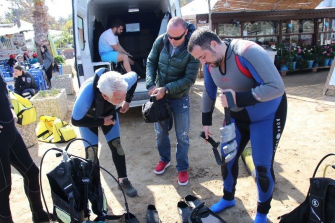 Ata Demirer deniz dibinde çöp topladı