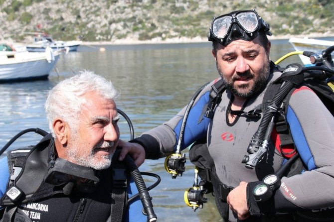 Ata Demirer deniz dibinde çöp topladı