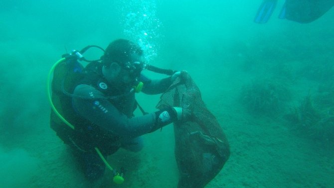 Ata Demirer deniz dibinde çöp topladı