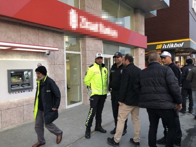 Avcılar'da banka şubesini kuru sıkı silahla soymaya çalışan zanlı, trafik polislerince etkisiz hale getirildi. ile ilgili görsel sonucu