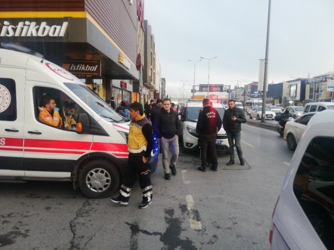 Avcılar'da banka şubesini kuru sıkı silahla soymaya çalışan zanlı, trafik polislerince etkisiz hale getirildi. ile ilgili görsel sonucu
