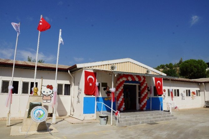 Ayakkabısız okulda ilk ders zili çaldı