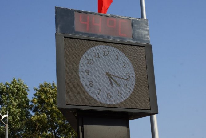Aydın’da sıcaklar vatandaşları bunalttı, termometreler 44 dereceyi gördü