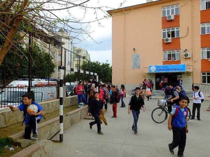 Aydın’da Tavuklu Pilav Yiyen 15 Öğrenci Zehirlendi