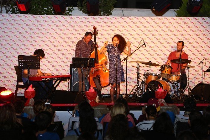 Ayışığında Parladılar