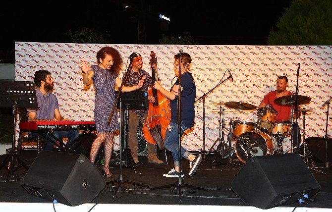 Ayışığında Parladılar