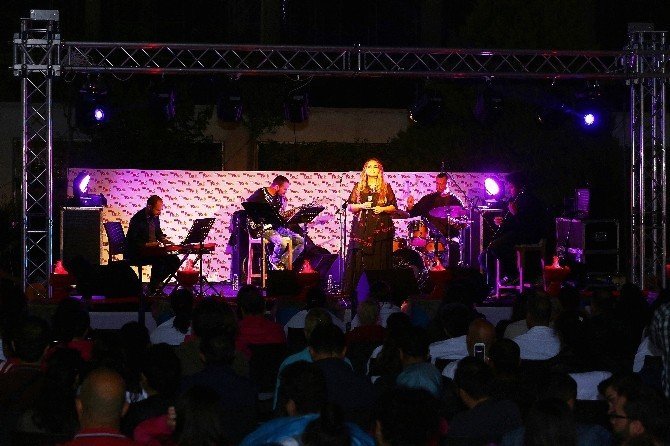 Ayışığında Parladılar