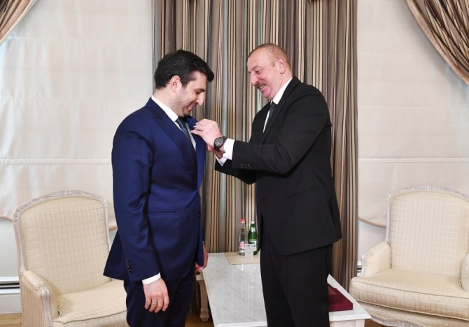 Azerbaycan Cumhurbaşkanı Aliyev’den Selçuk Bayraktar’a madalya
