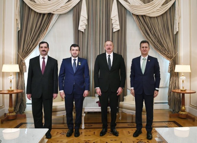 Azerbaycan Cumhurbaşkanı Aliyev’den Selçuk Bayraktar’a madalya