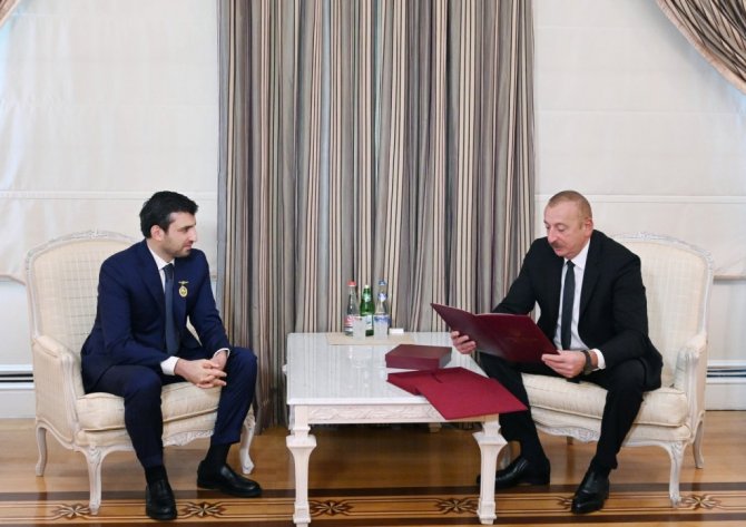 Azerbaycan Cumhurbaşkanı Aliyev’den Selçuk Bayraktar’a madalya