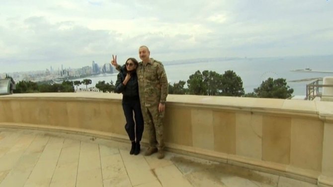 Azerbaycan Cumhurbaşkanı İlham Aliyev’den zafer pozu
