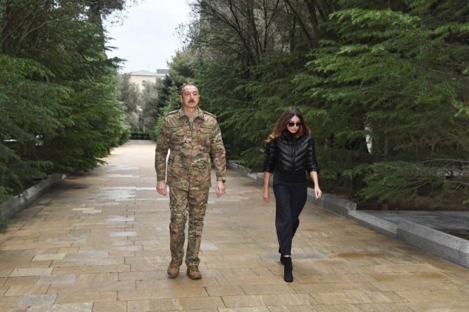 Azerbaycan Cumhurbaşkanı İlham Aliyev’den zafer pozu
