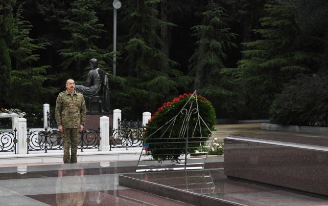 Azerbaycan Cumhurbaşkanı İlham Aliyev’den zafer pozu