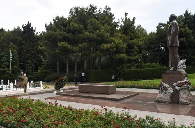 Azerbaycan Cumhurbaşkanı İlham Aliyev’den zafer pozu